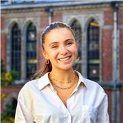 Étudiante ingénieure donne des cours de soutien en mathématiques.